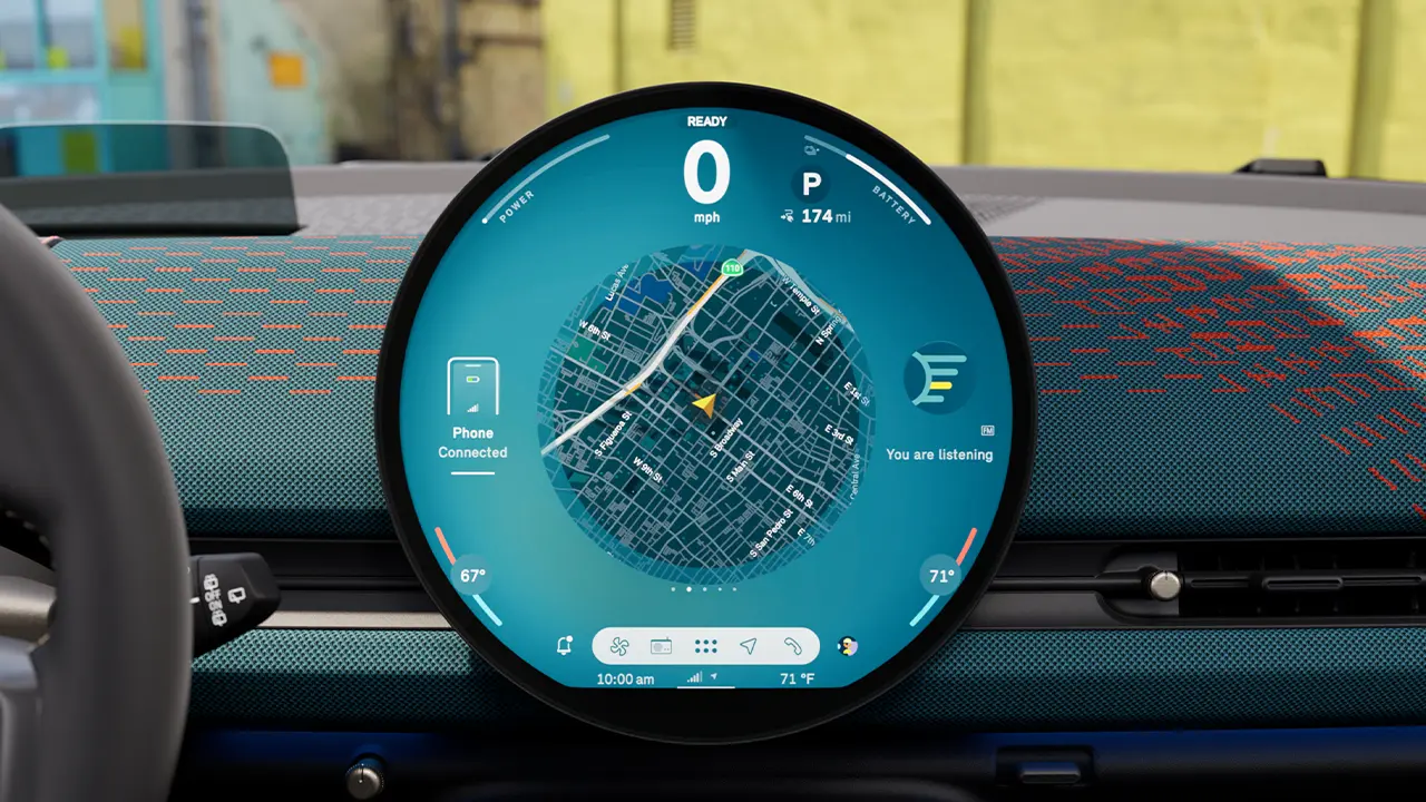 Detaljeret visning af det lyseblå centrale instrumentdisplay med aktiveret navigationskort i midten