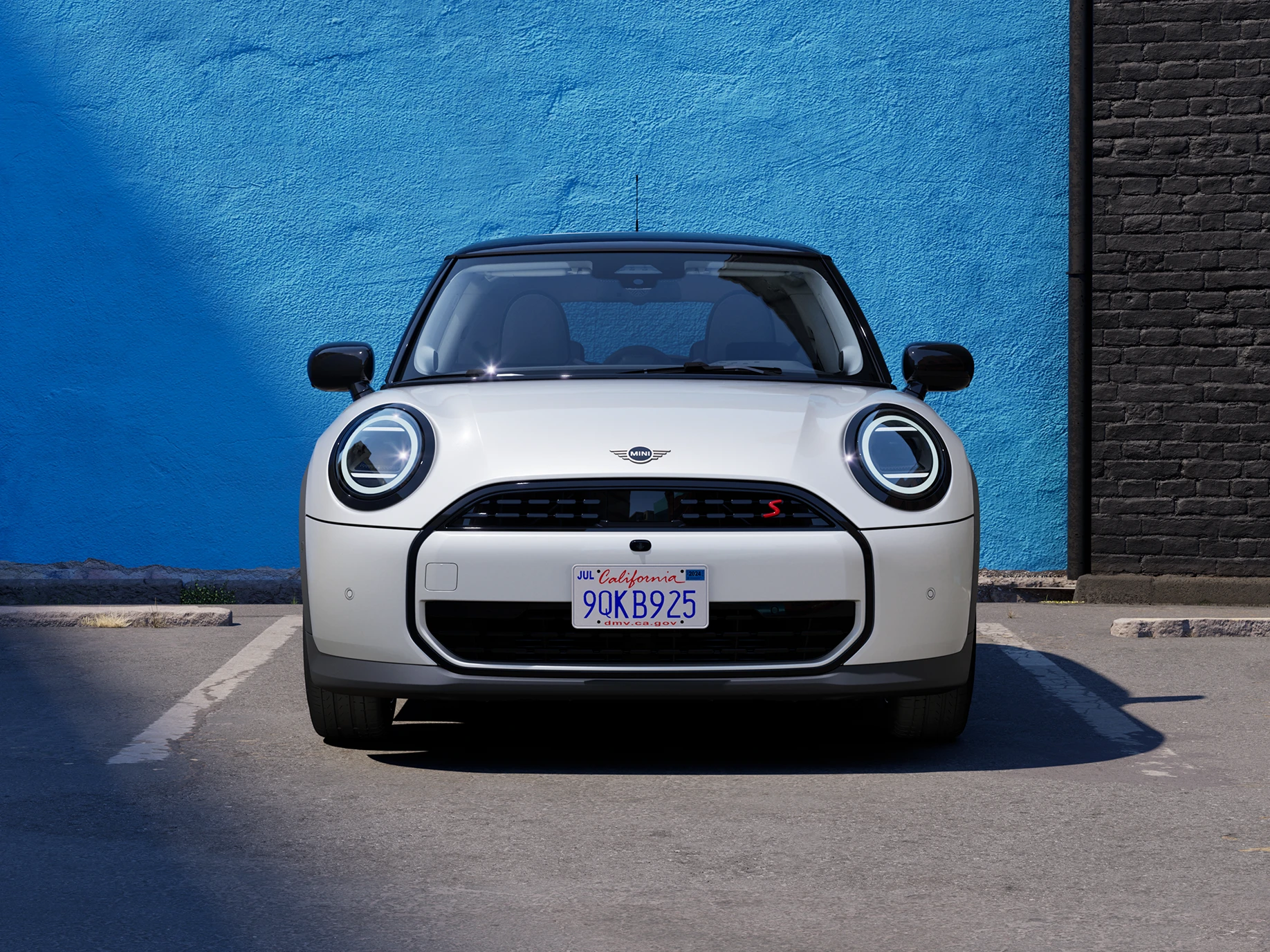 Parkeret MINI Cooper set forfra i Nanuq White med sort tag.