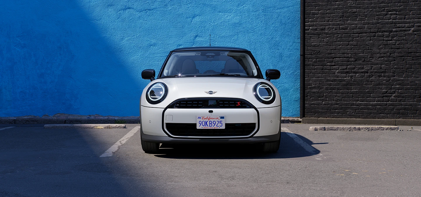 Parkeret MINI Cooper set forfra i Nanuq White med sort tag.