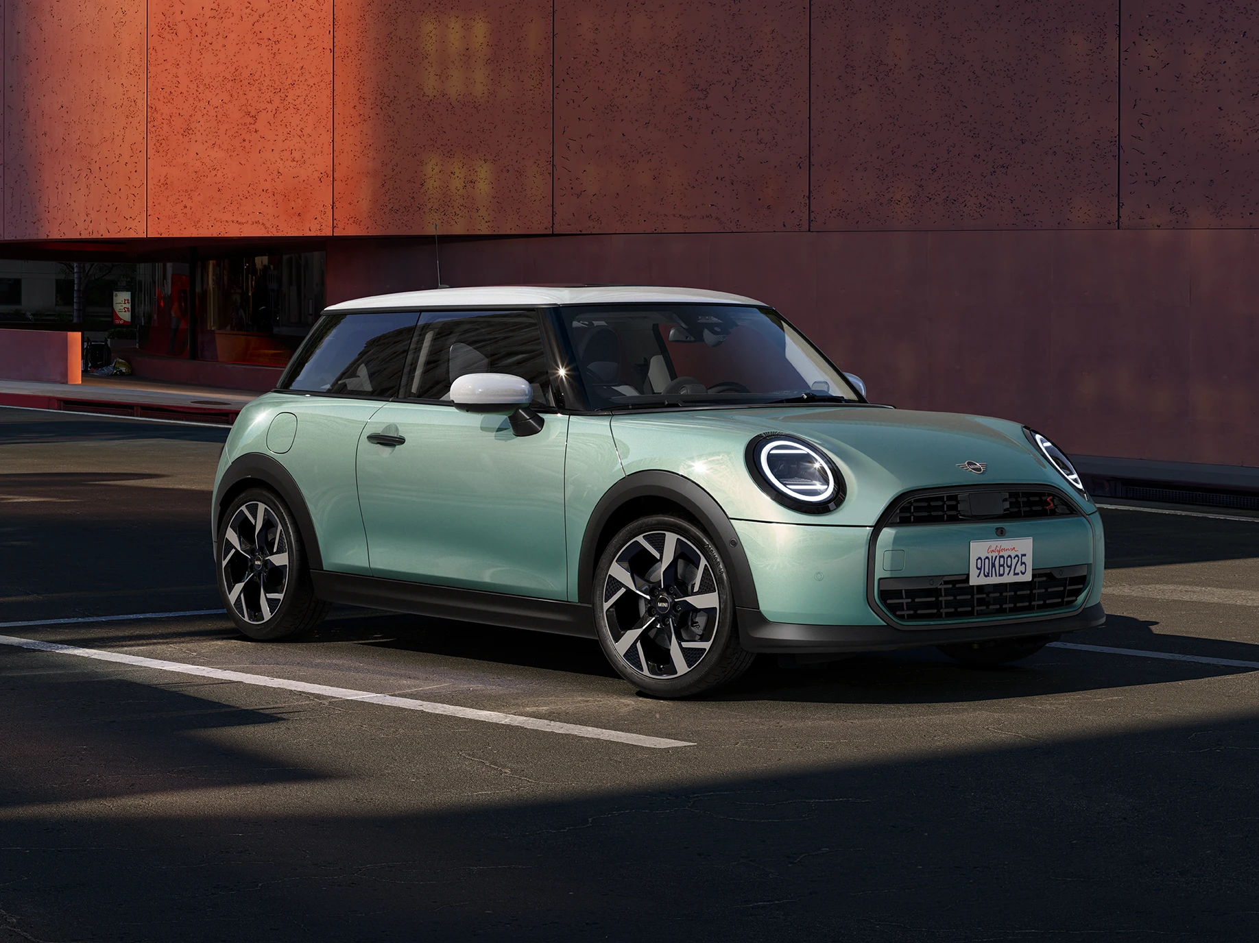 MINI Cooper set forfra fra siden i Ocean Wave Green og med hvidt tag.
