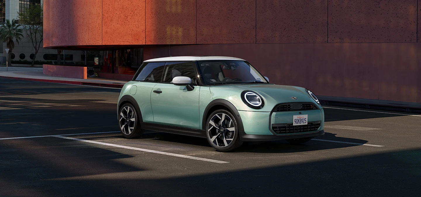 MINI Cooper set forfra fra siden i Ocean Wave Green og med hvidt tag.