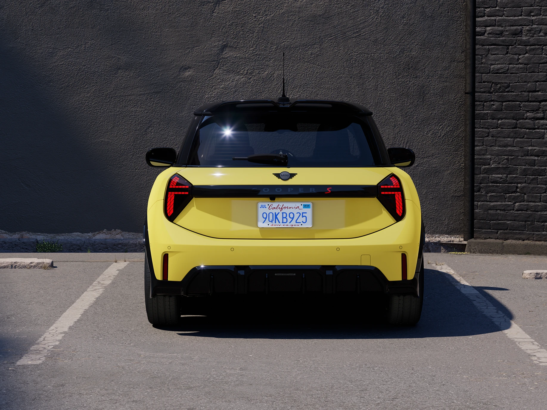 Parkeret MINI Cooper set fra siden i Sunnyside Yellow med sort tag.