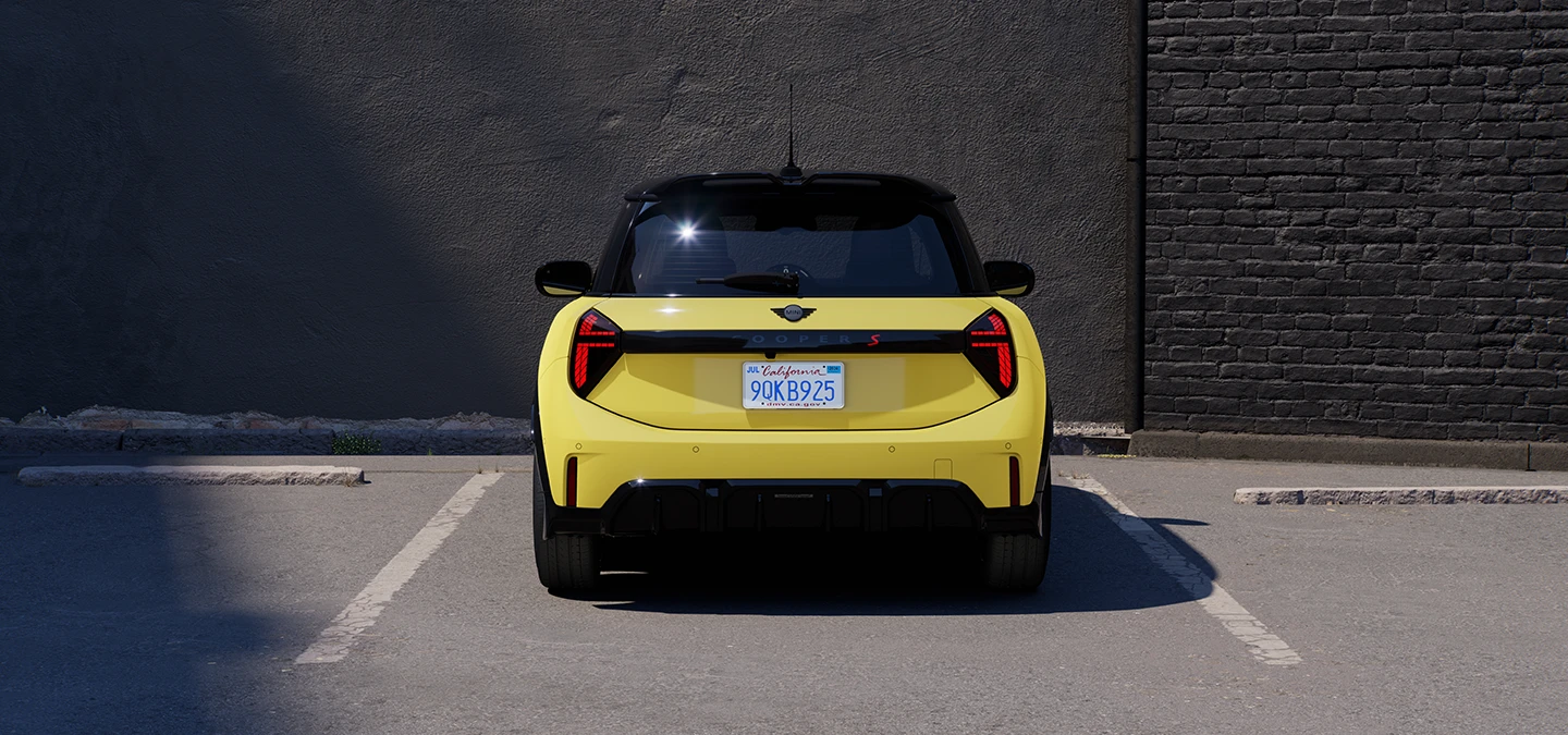 Parkeret MINI Cooper set fra siden i Sunnyside Yellow med sort tag.