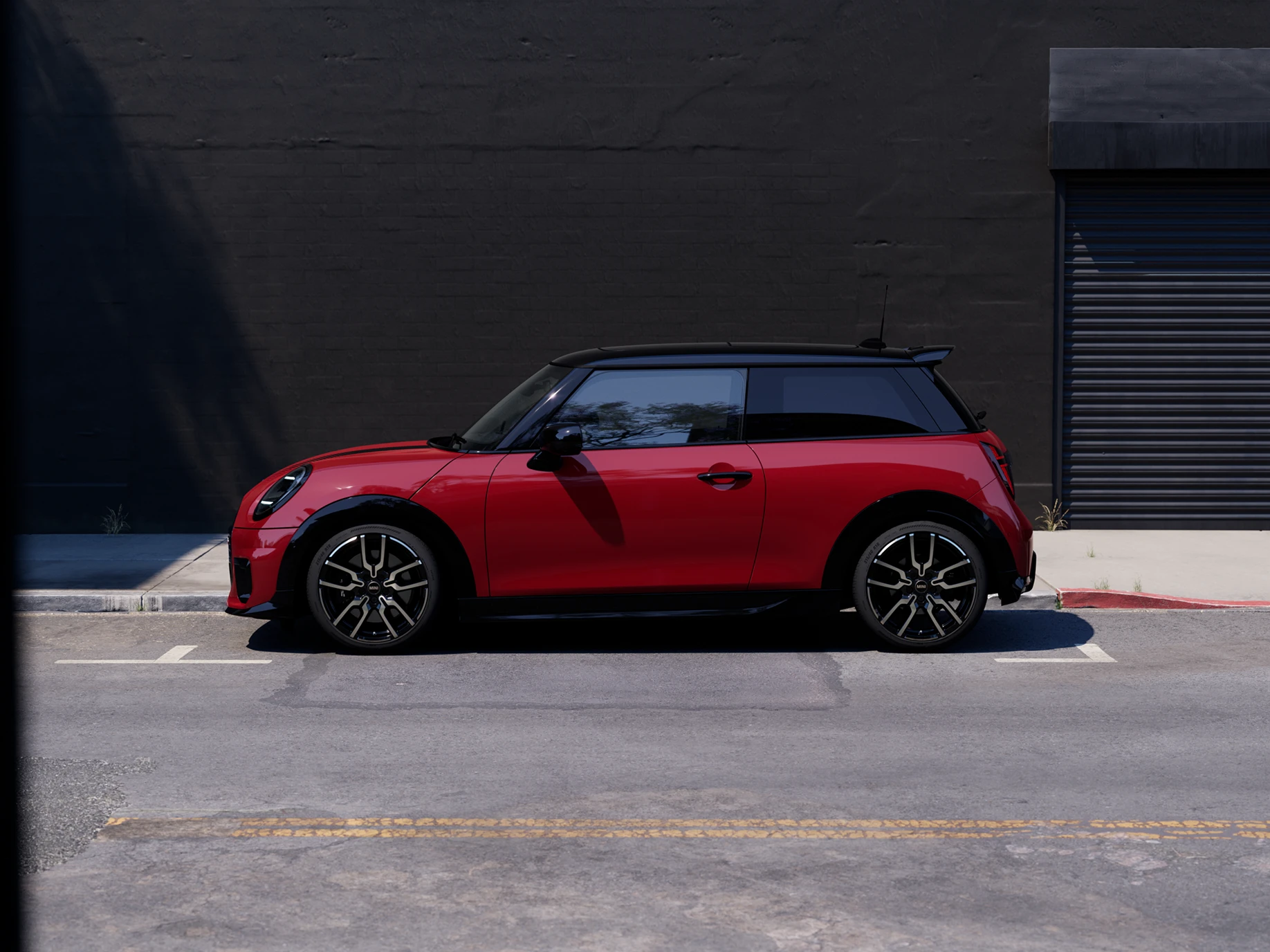 Parkeret MINI Cooper set fra siden i Chili Red med sort tag.
