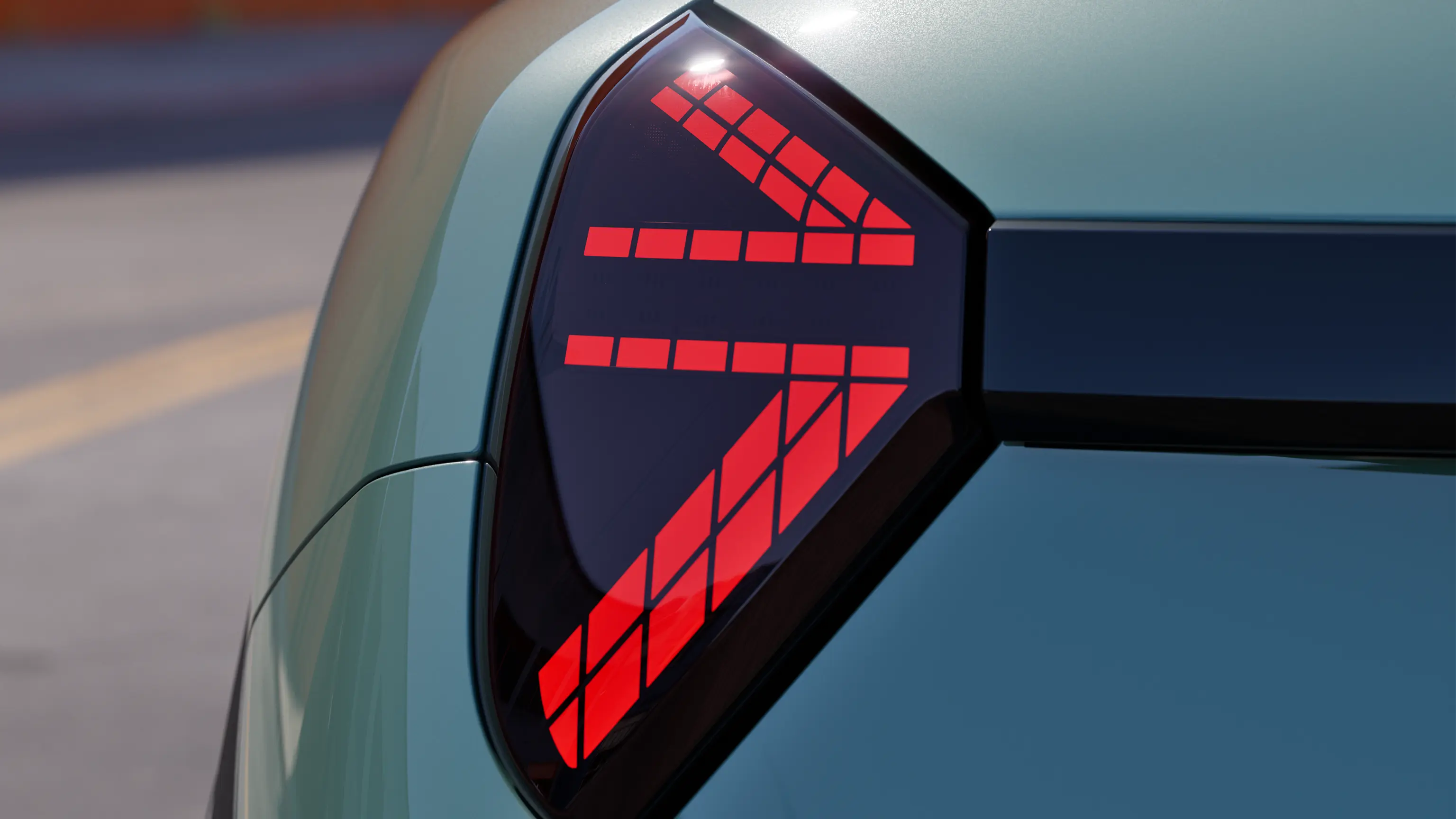 Detaljeret visning af MINI Coopers baglygter med rødt lys