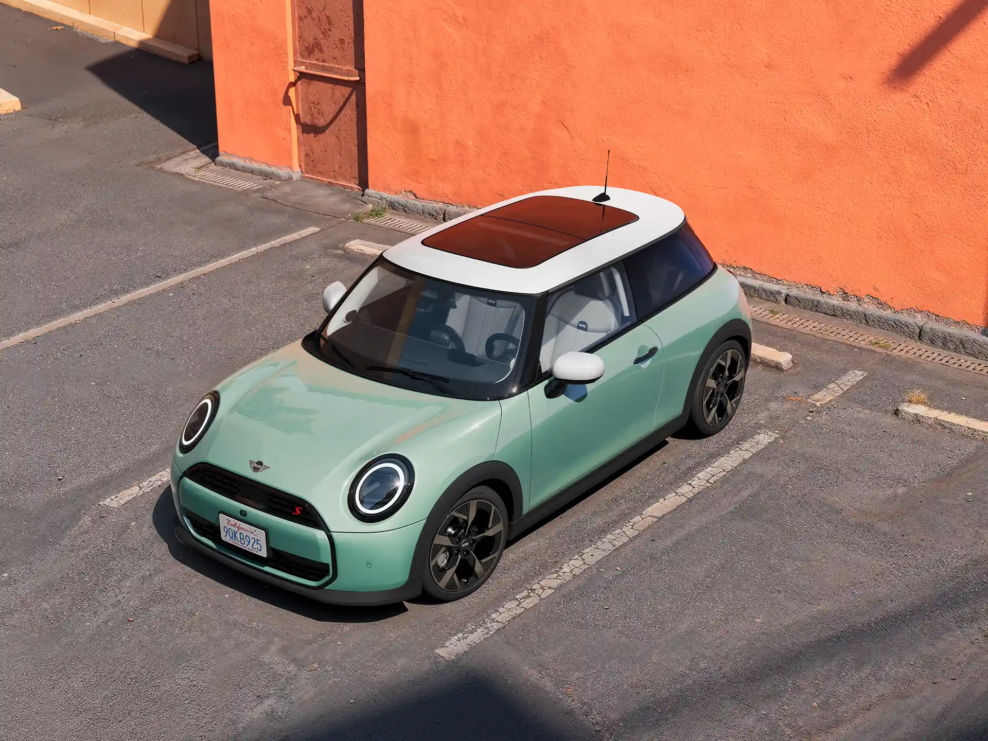 Videoklip, der viser en MINI Coopers kabine og eksteriør i detaljer. Kameraet panorerer over instrumentbrættet og fremhæver designelementer.