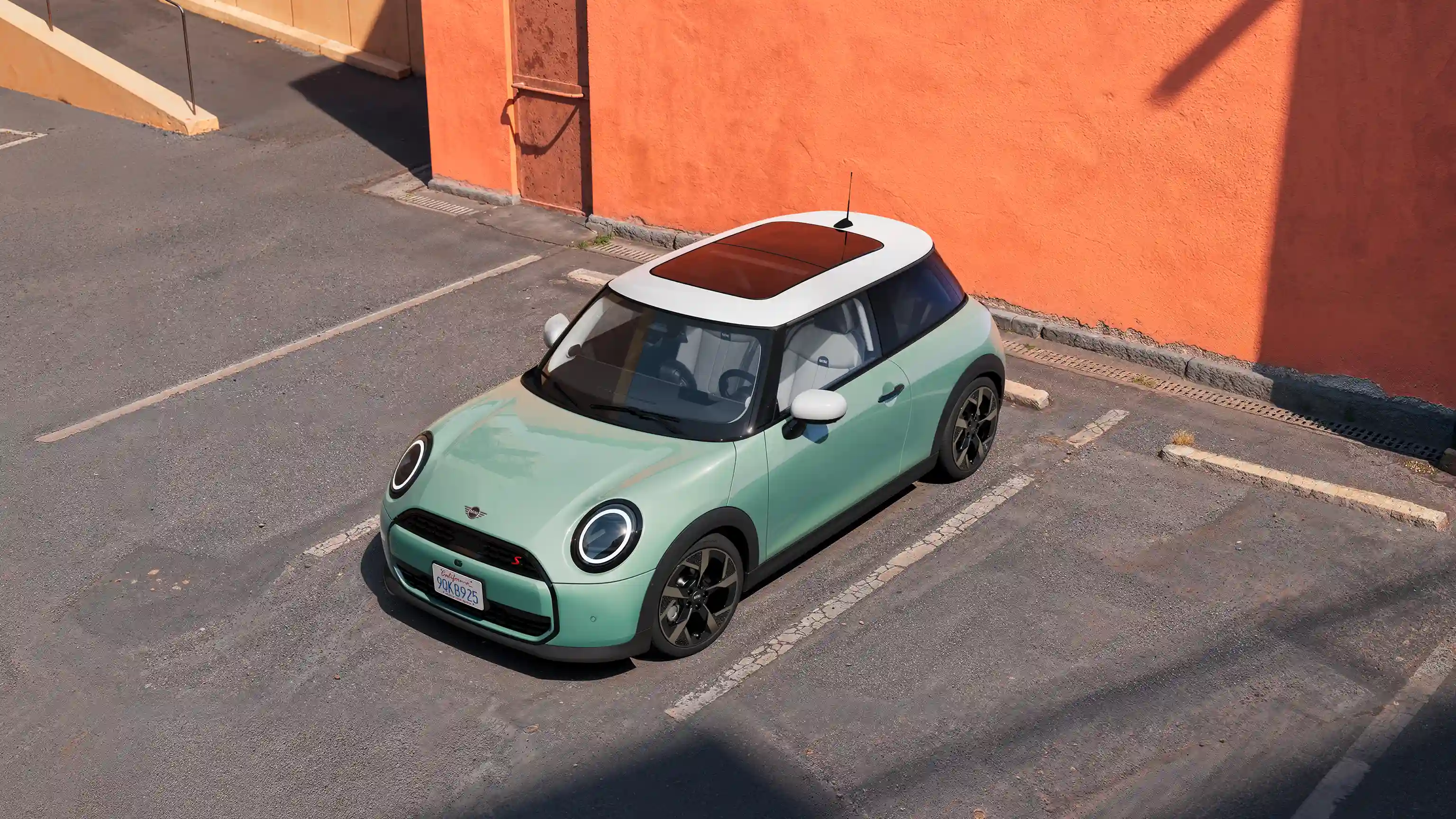 Video, der viser detaljer af en MINI Cooper indvendigt og udvendigt. Kameraet panorerer over instrumentbrættet og fremhæver designelementer.
