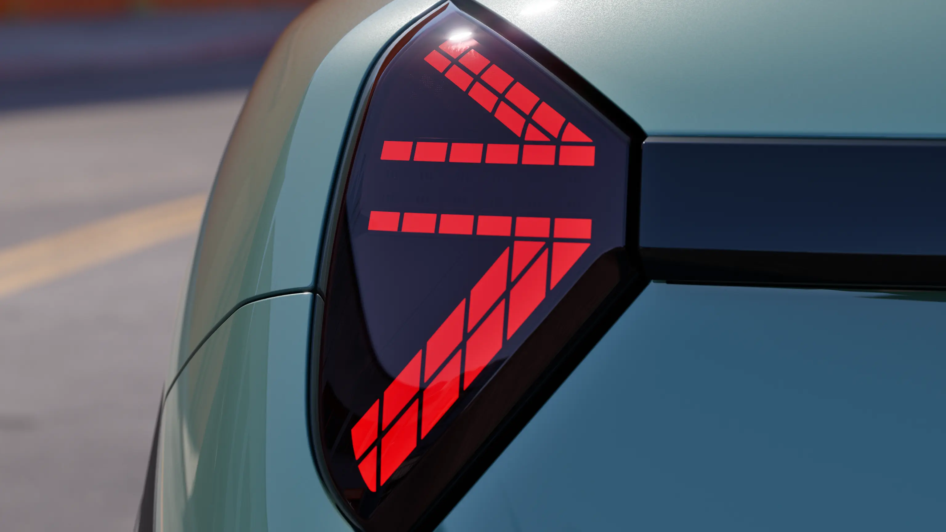 Detaljeret visning af MINI Coopers baglygter med rødt lys