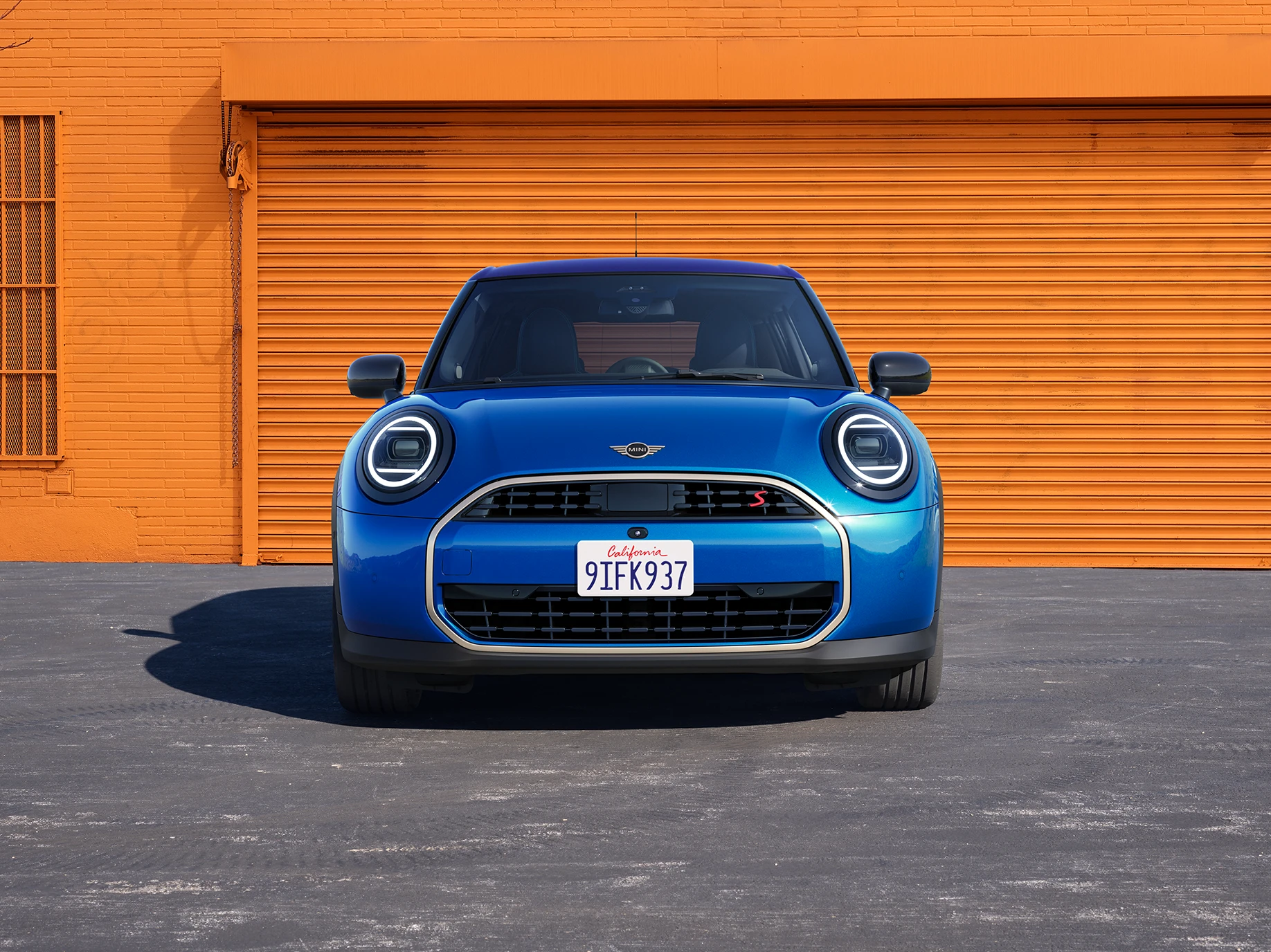 MINI Cooper 5-dørs set forfra i Icy Sunshine Blue og blåt Multitone-tag.