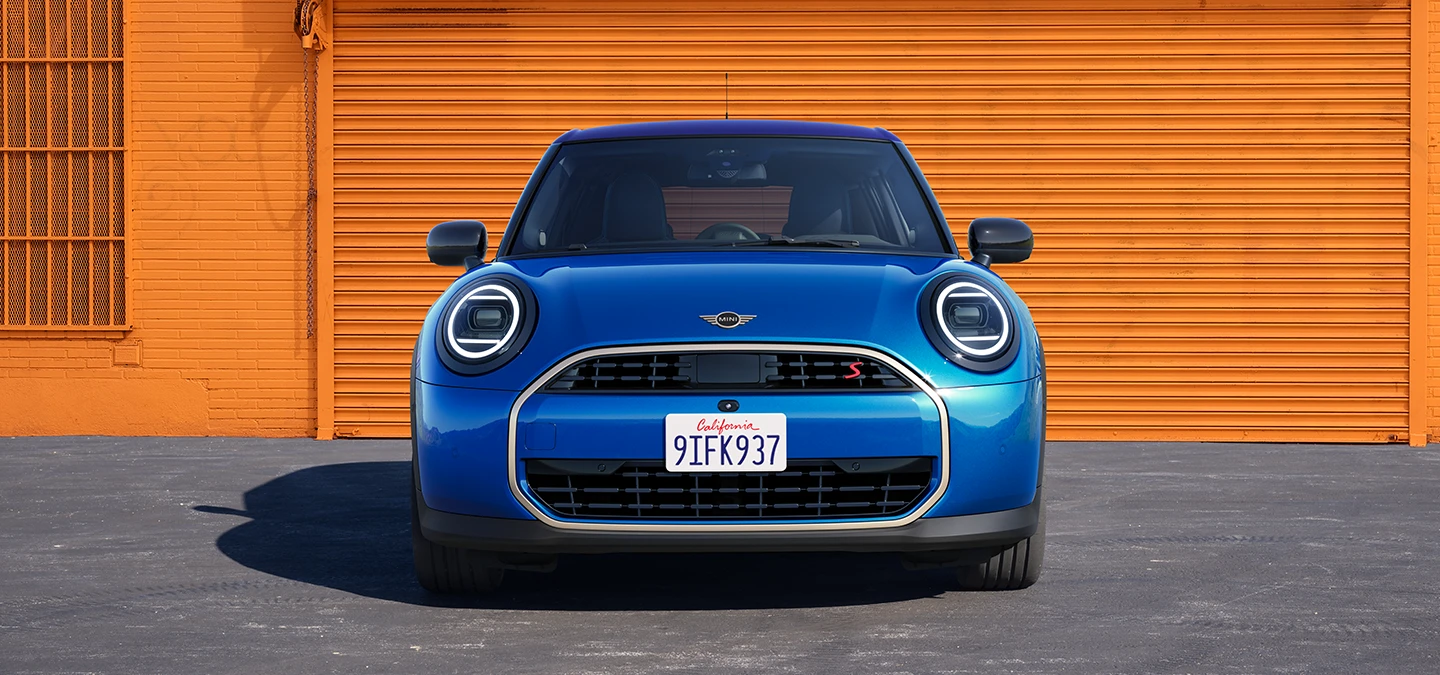 MINI Cooper 5-dørs set forfra i Icy Sunshine Blue og blåt Multitone-tag.
