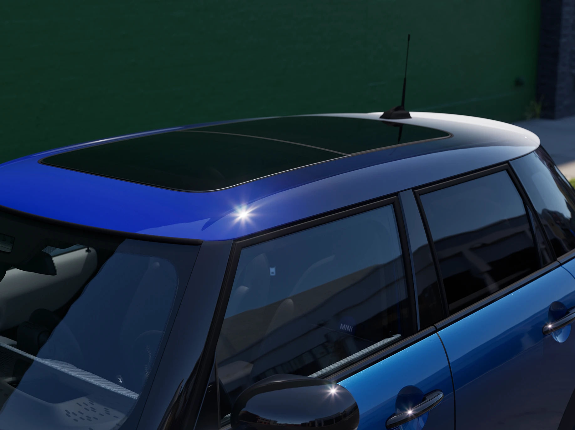 Nærbillede af MINI Cooper 5-dørs med fokus på blåt Multitone-tag.
