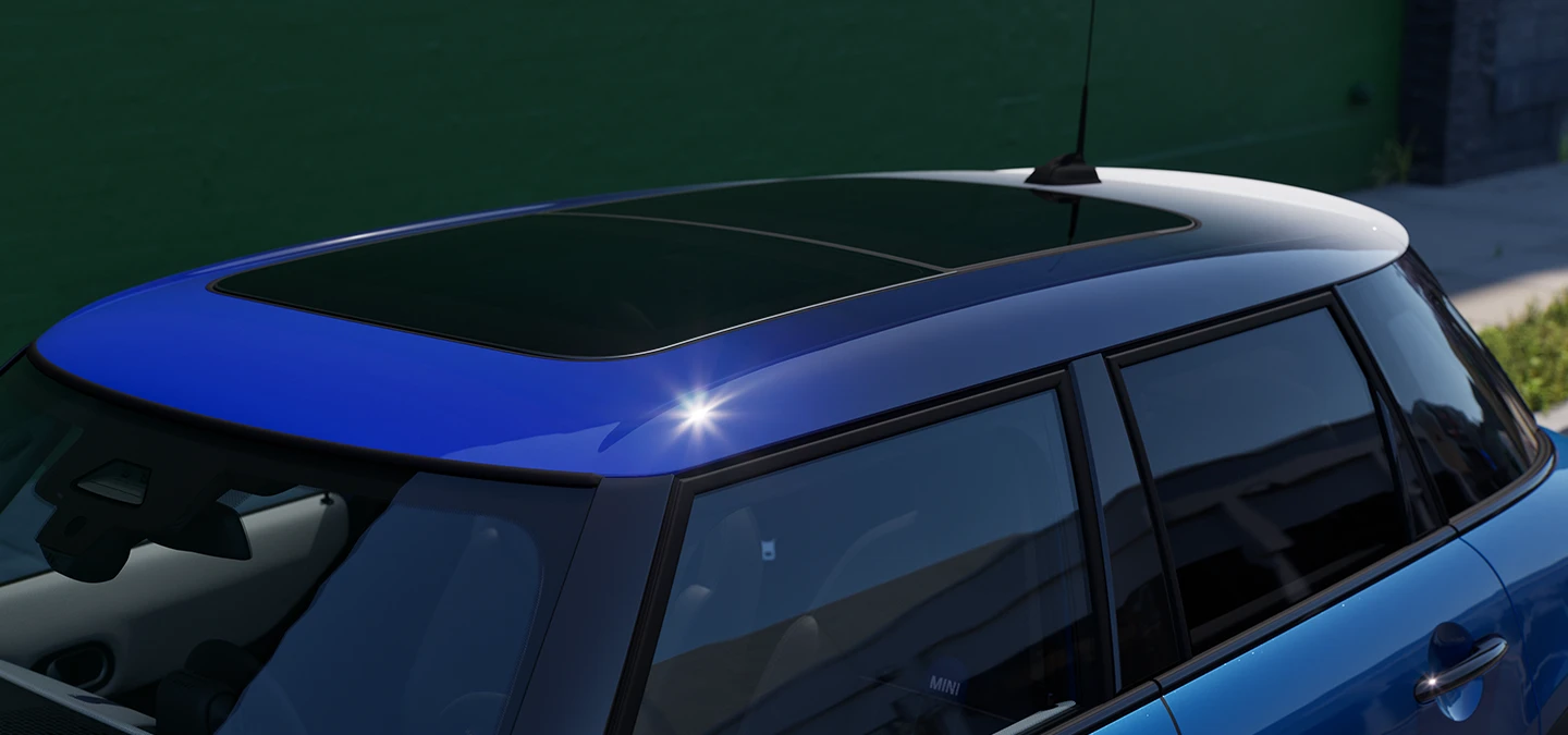 Nærbillede af MINI Cooper 5-dørs med fokus på blåt Multitone-tag.