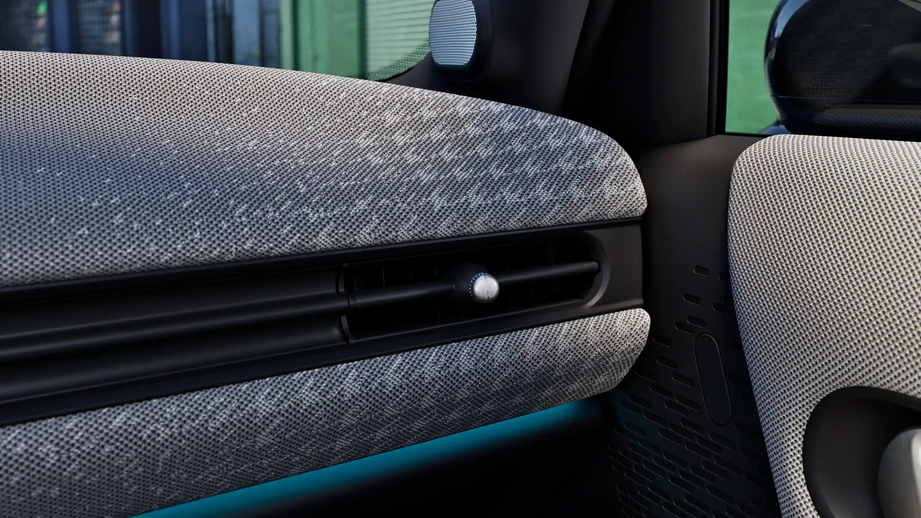 Billede med detaljer af MINI Cooper 5-dørs' instrumentbræt med blåt stemningslys