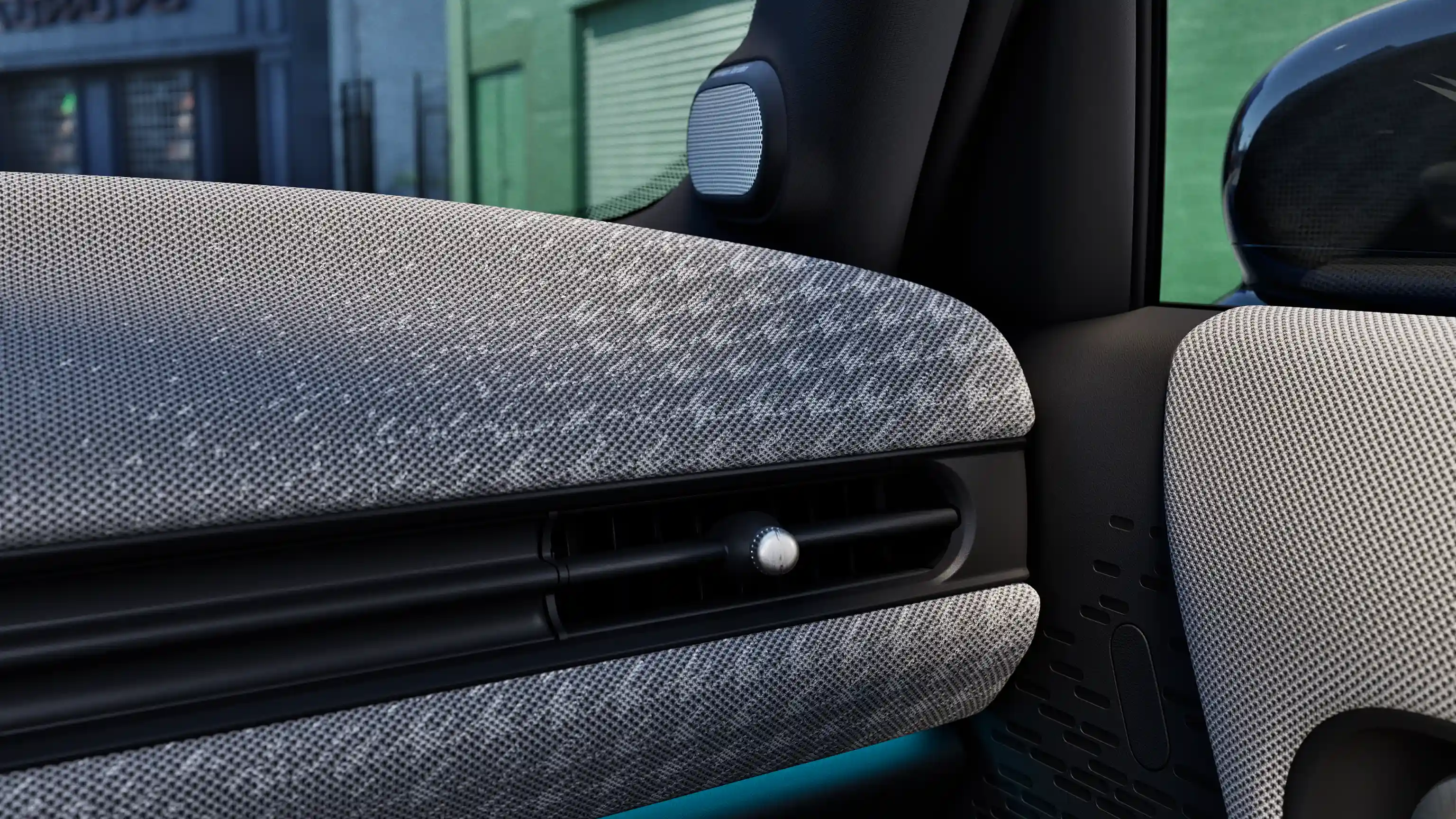 Billede med detaljer af MINI Cooper 5-dørs' instrumentbræt med blåt stemningslys