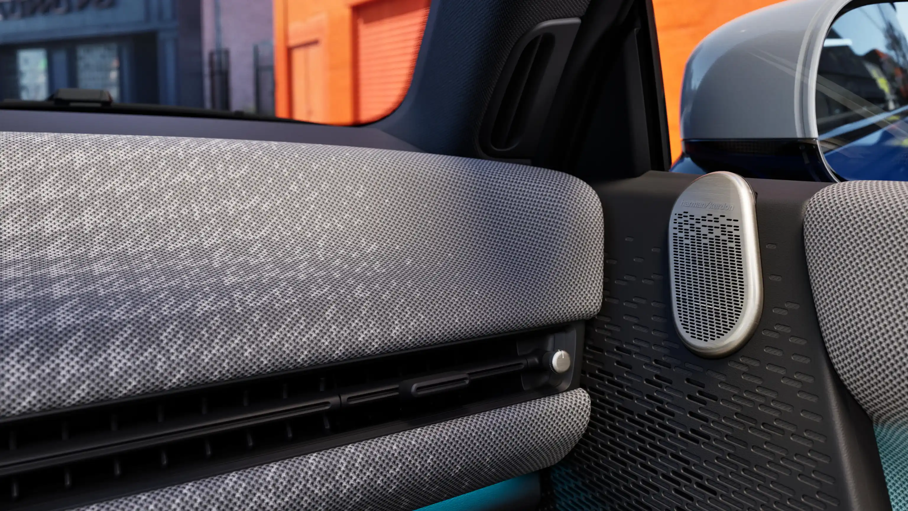 Billede med detaljer af instrumentbrættet i en fuldelektrisk MINI Cooper i grå