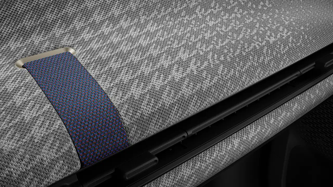 Visning af instrumentbrættet i en fuldelektrisk MINI Cooper i grå og hvid