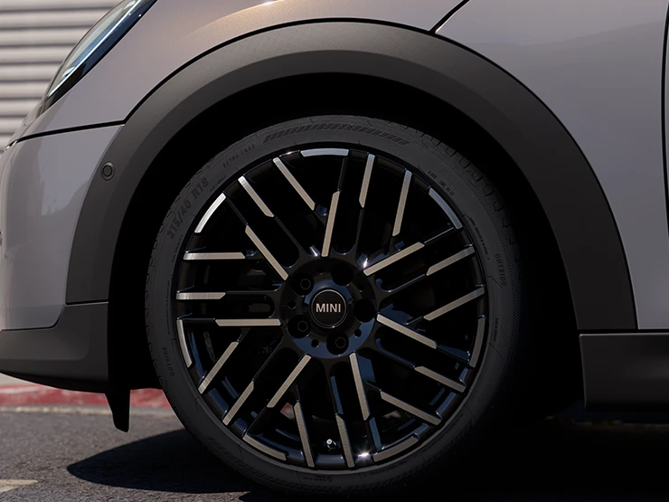 Detaljeret billede af MINI Cooper Cabrio i Copper Grey med Night Flash Spoke 2-tone-fælge.