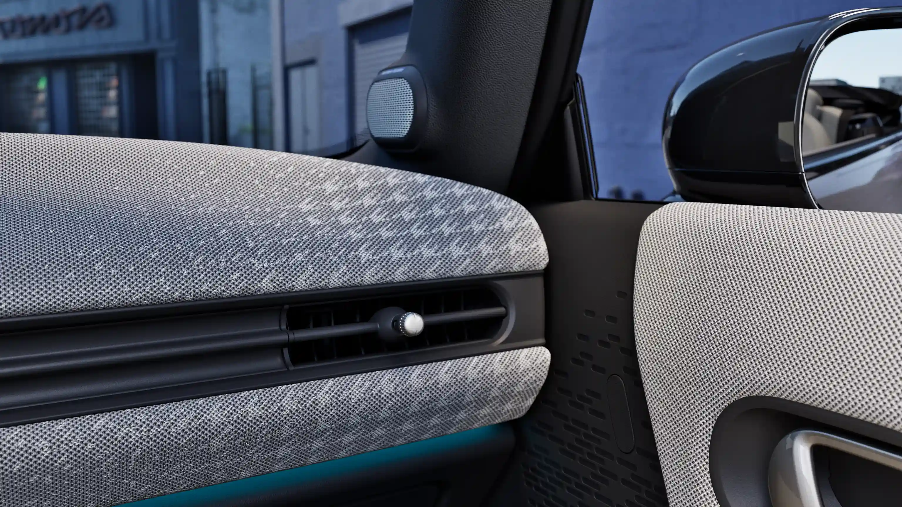 Detaljeret visning af instrumentbrættet i MINI Cooper Cabrio med belysning