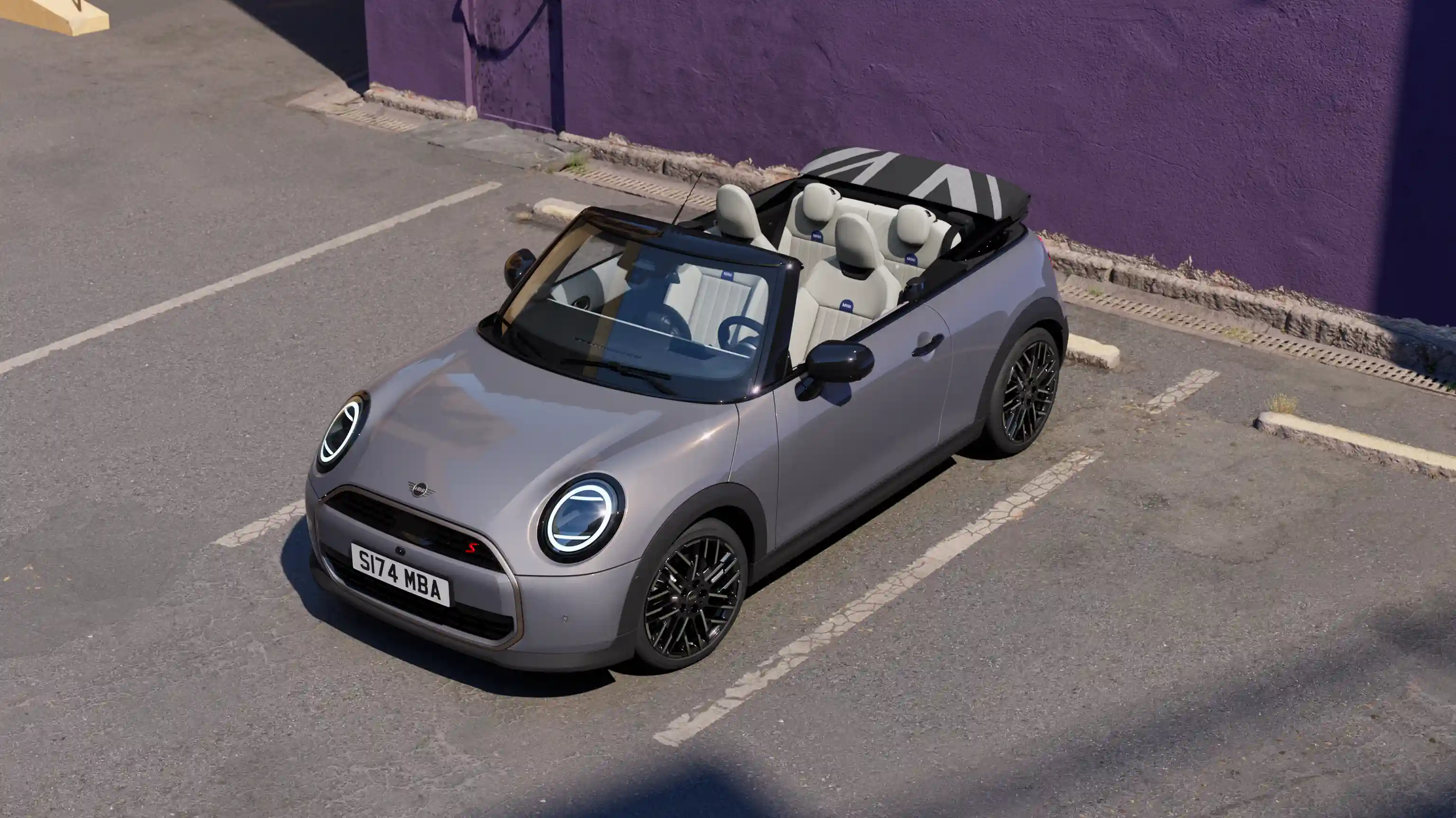 Video, der viser interiør og eksteriør i MINI Cooper Cabrio i detaljer. Kamerapanorering hen over instrumentbrættet med fokus på designdetaljer.