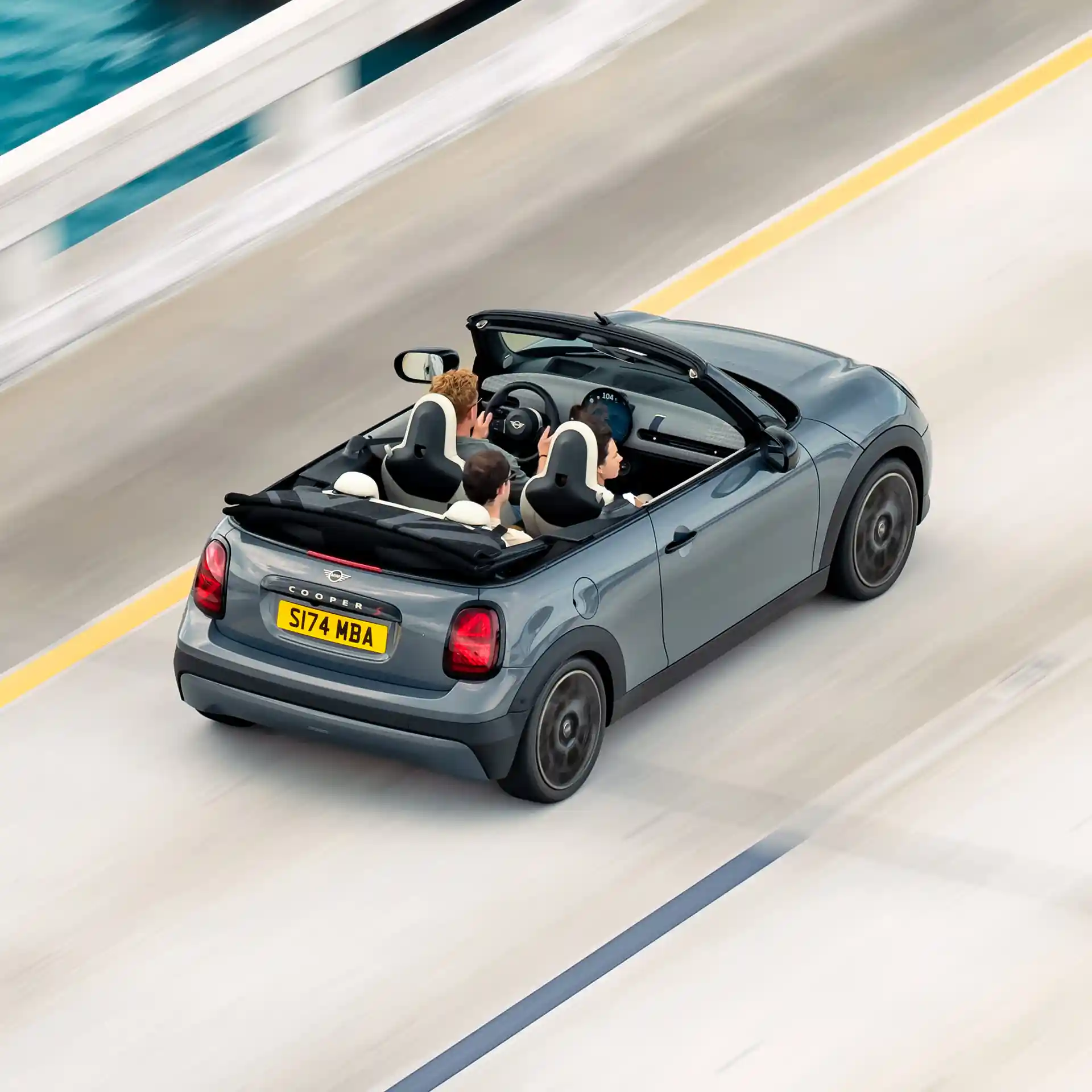 Visning oppefra af en MINI Cooper Cabrio på en gade