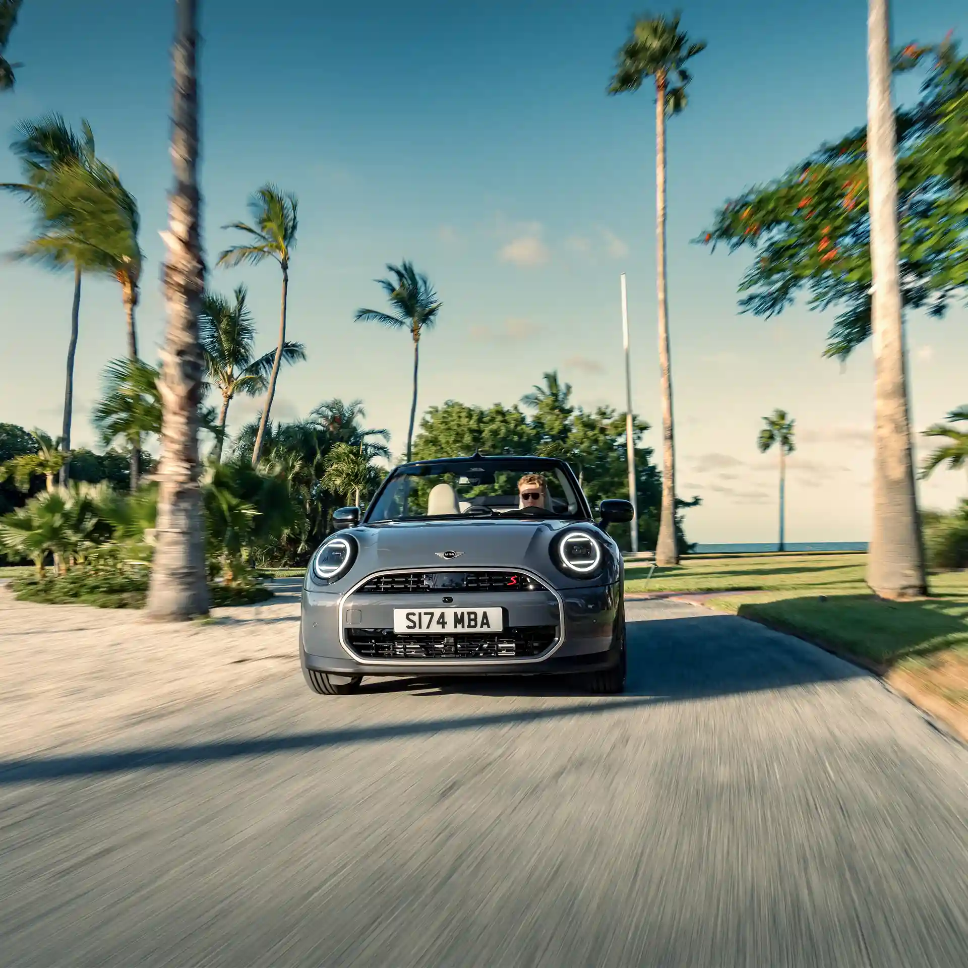 Visning forfra af en MINI Cooper Cabrio i Copper Grey på gaden