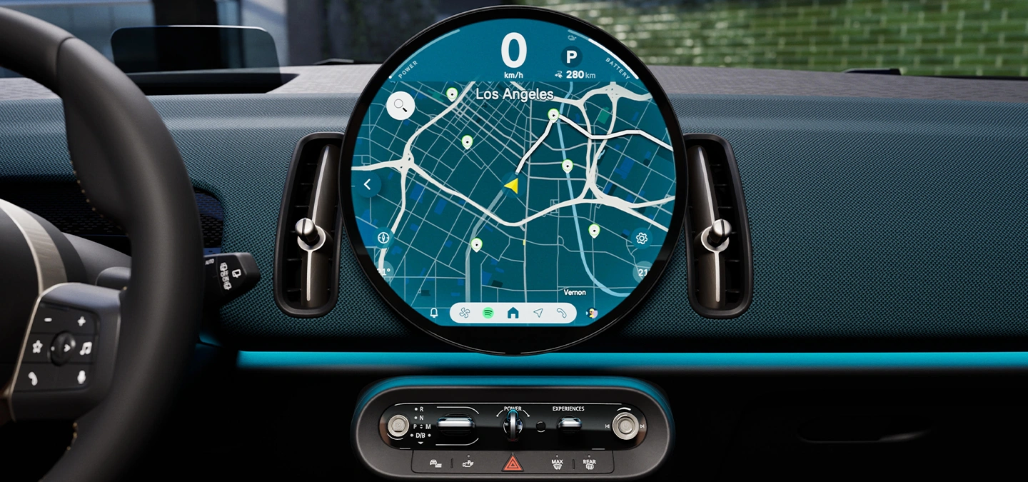 Detaljeret billede af interaktionsenheden i den fuldelektriske MINI Countryman med fokus på navigationen.