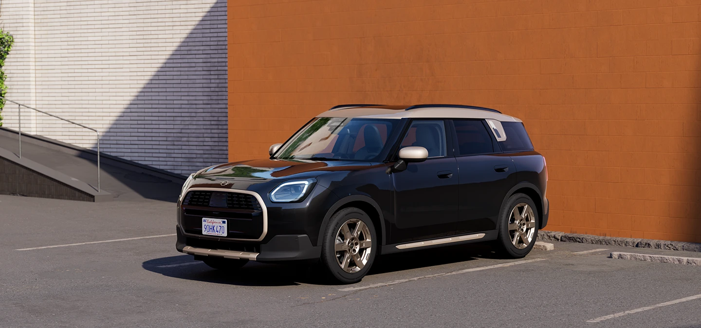Parkeret MINI Countryman i Midnight Black og tag i Vibrant Silver set forfra.