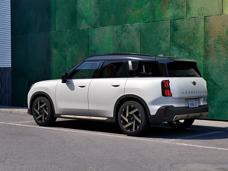 MINI Countryman i Nanuq White med sort tag set bagfra fra siden på en gade.