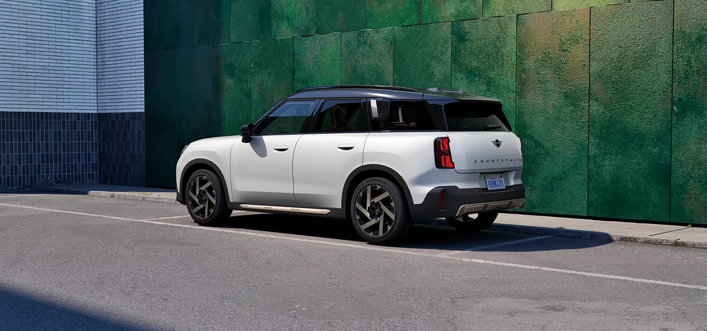 MINI Countryman i Nanuq White med sort tag set bagfra fra siden på en gade.