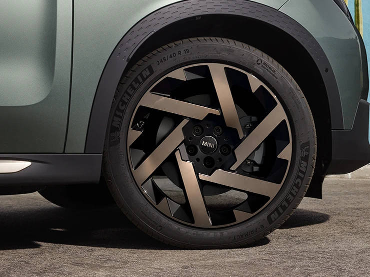 Nærbillede af MINI Countryman i Smokey Green med Kaleido Spoke 2-tone-fælge.