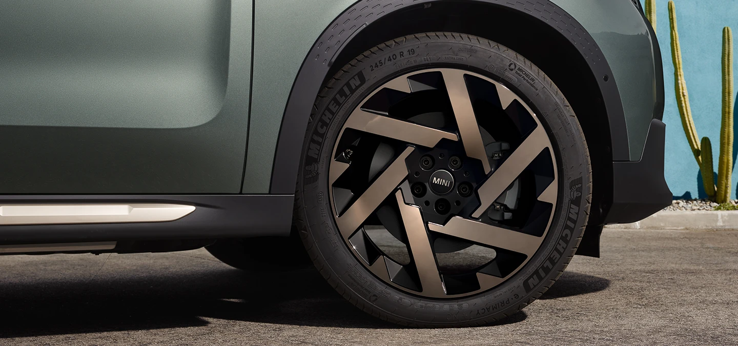 Nærbillede af MINI Countryman i Smokey Green med Kaleido Spoke 2-tone-fælge.