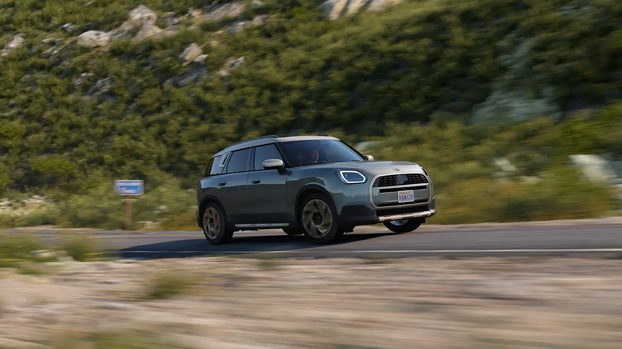 Billede af MINI Countryman i Smokey Green og Favoured Trim, der kører offroad