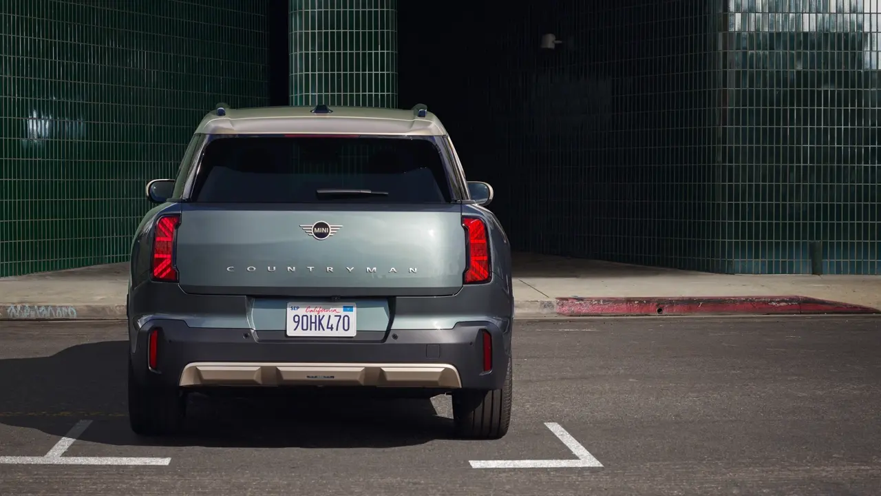 Parkeret MINI Countryman i Smokey Green med tag i Vibrant Silver set fra siden