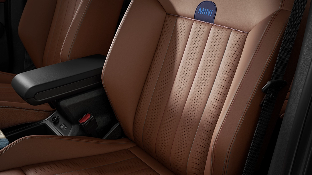 Visning af MINI Countryman med armstøtte i Favoured Style med sæder i Vintage Brown Vescin