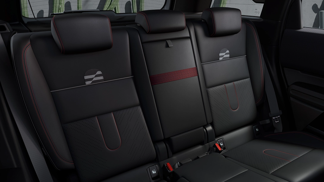 Visning af MINI Countryman med bagsæder i JCW Style i JCW Black vescin/strik