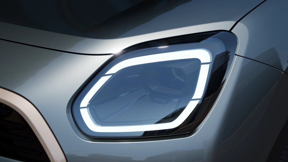 Detaljevisning af forlygten på MINI Countryman med hvidt lys tændt