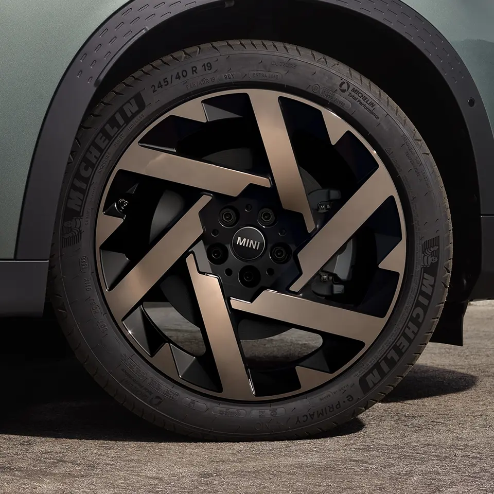 Kaleido Spoke-fælg på MINI Countryman set fra siden