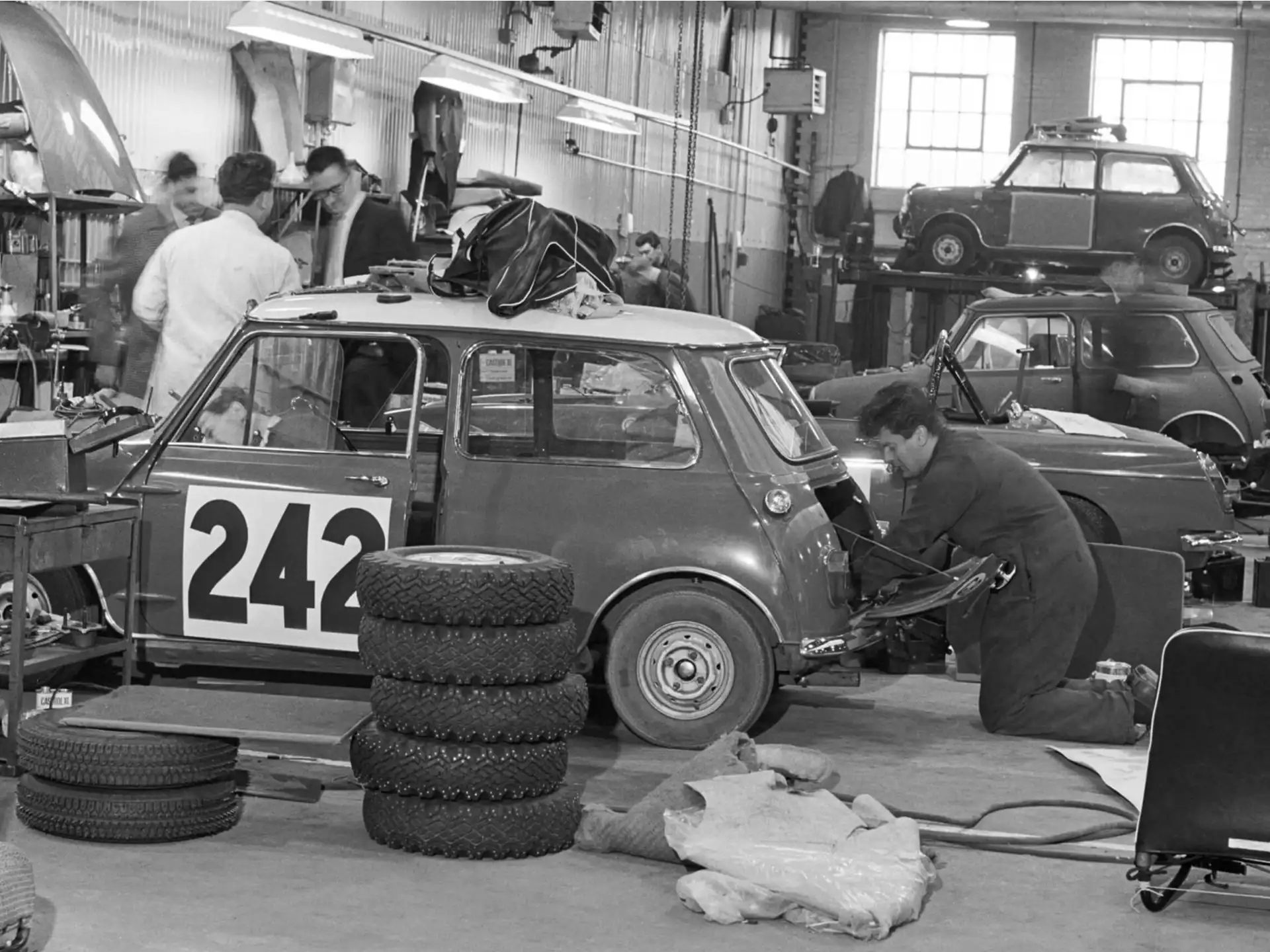 MINI John Cooper Works - gammel MINI på værksted