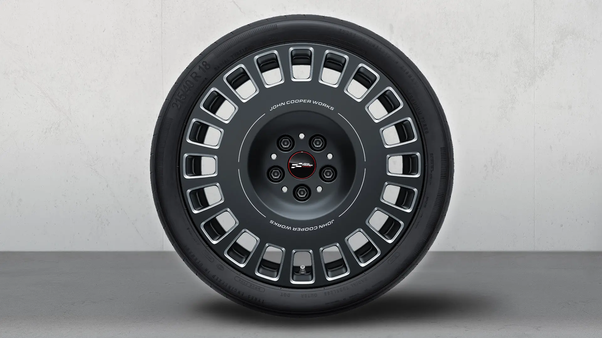 MINI JCW 18"-fælge med Rallye-eger 964 i Frozen Midnight Grey og med blankpoleret finish.