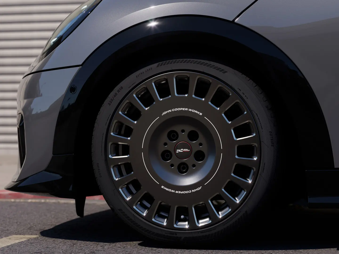 Nærbillede af de blankpolerede detaljer på MINI JCW 18"-fælg med Rallye-eger 964 i Frozen Midnight Grey. 