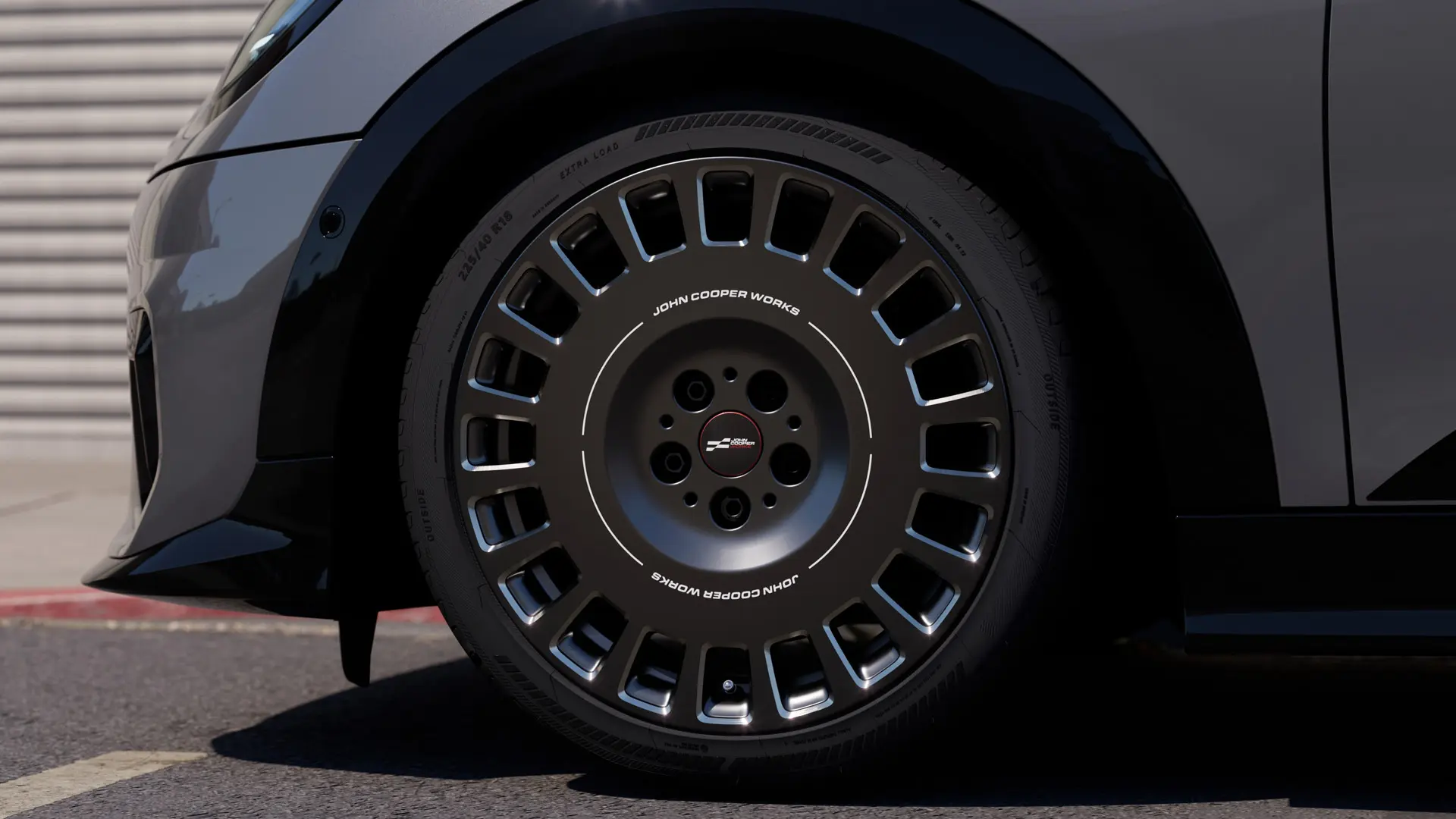 Nærbillede af de blankpolerede detaljer på MINI JCW 18"-fælg med Rallye-eger 964 i Frozen Midnight Grey. 