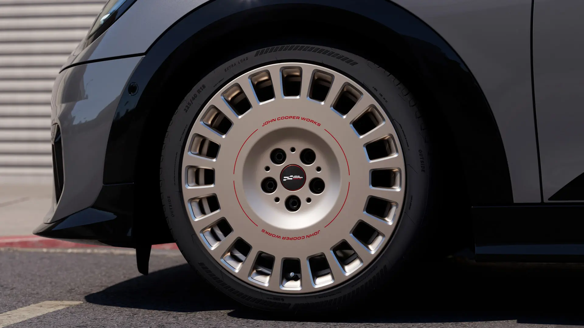 MINI JCW 18" Rallye-eger i model 964 alufælge i Vibrant Silver og blankpoleret finish, med godkendte stjernemarkerede dæk. 