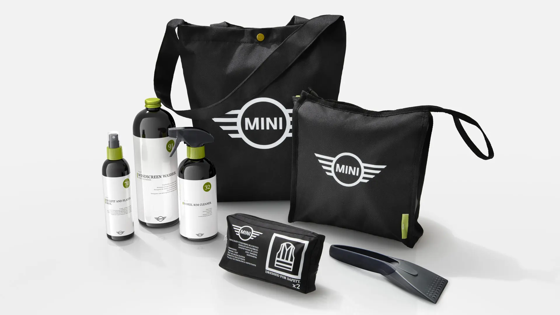 Et udvalg af rengøringsprodukter fra et MINI Car Care Set i taske med sort MINI logo.