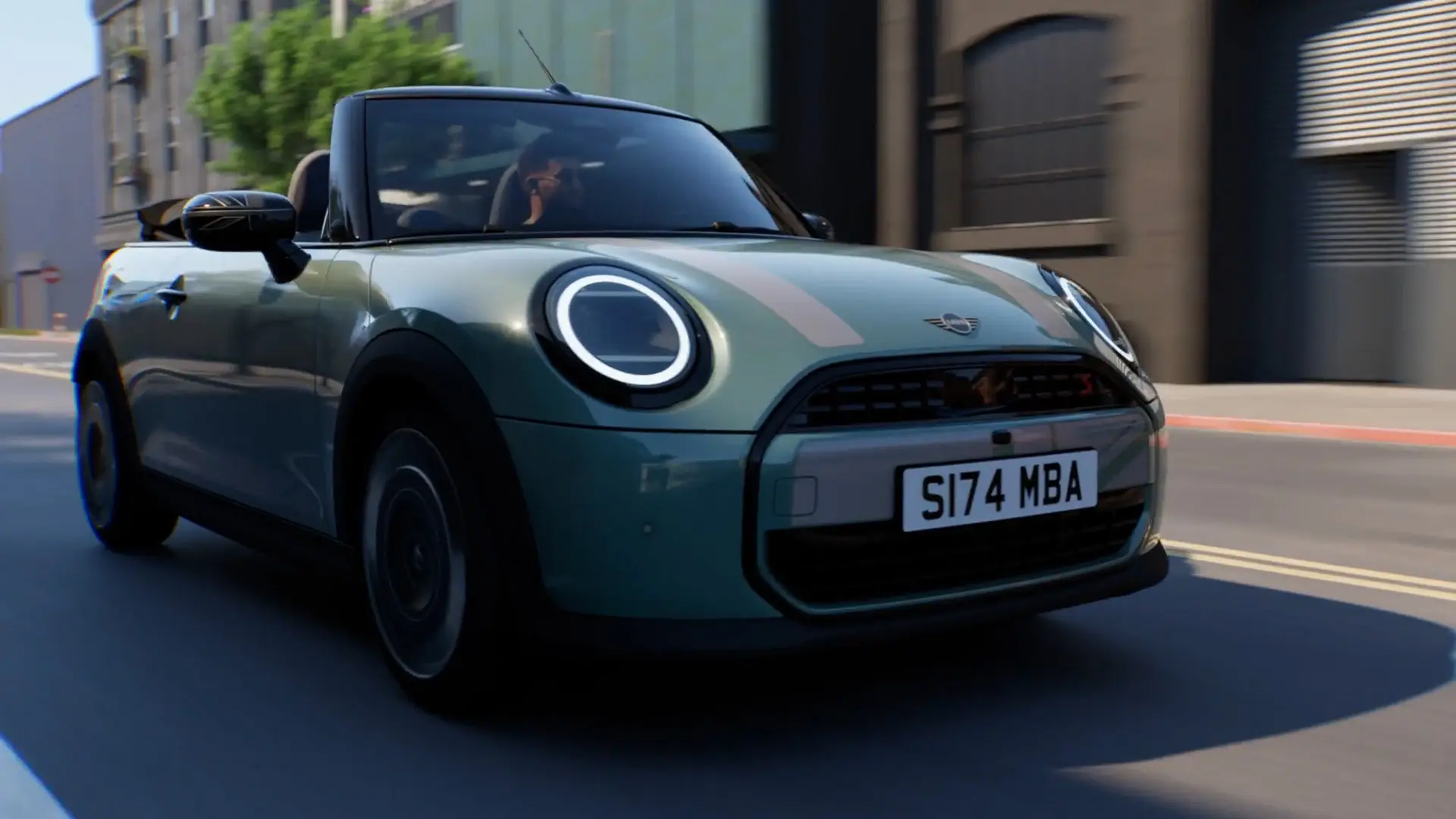 MINI Cabriolet i Ocean Wave Green, der kører i byen med hvid MINI Heritage-foliering og spejlkapper med Union Jack.