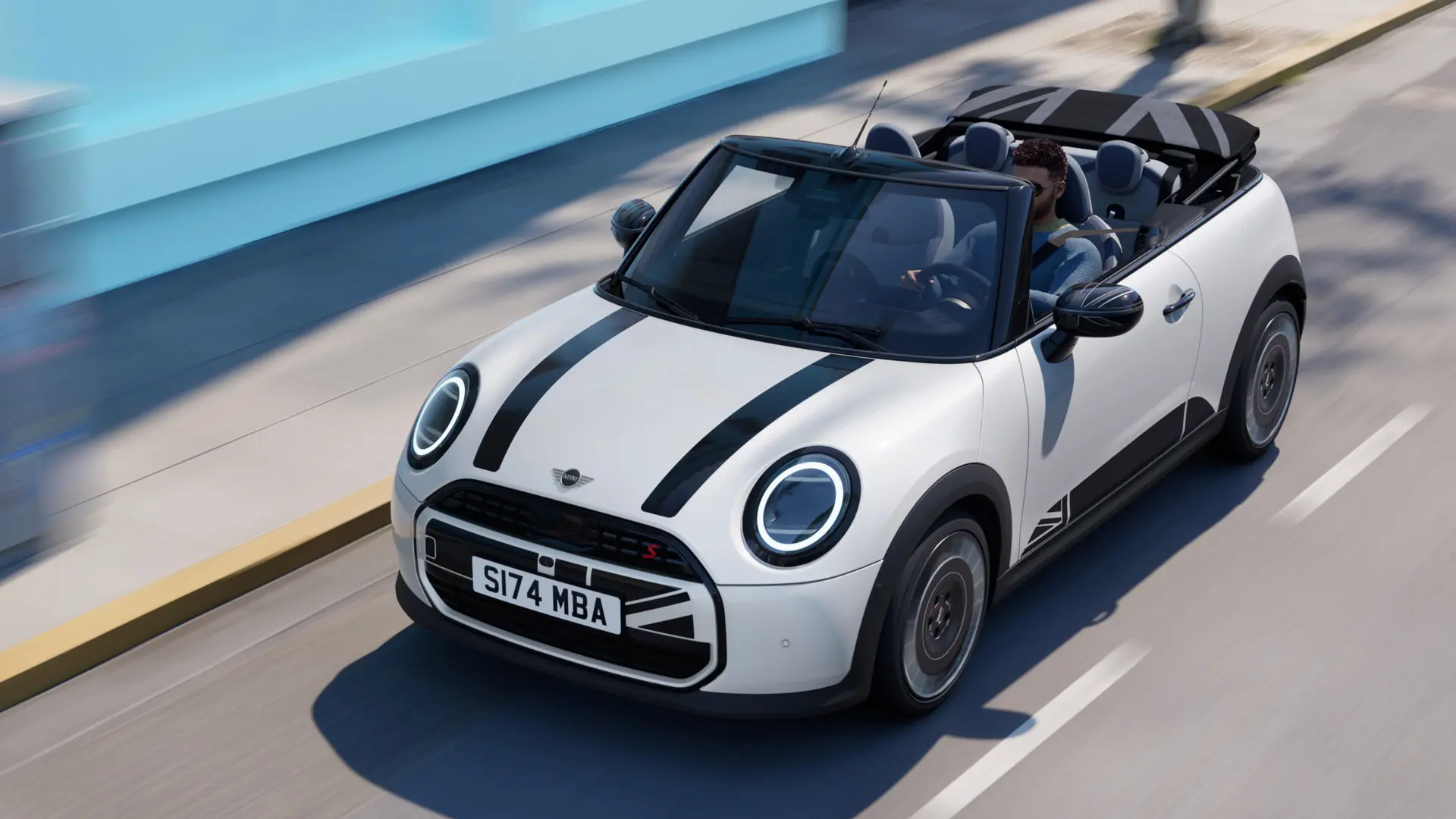 MINI Cabriolet i Nanuq White set ovenfra, med sort MINI Heritage-motorhjelmsfoliering. 