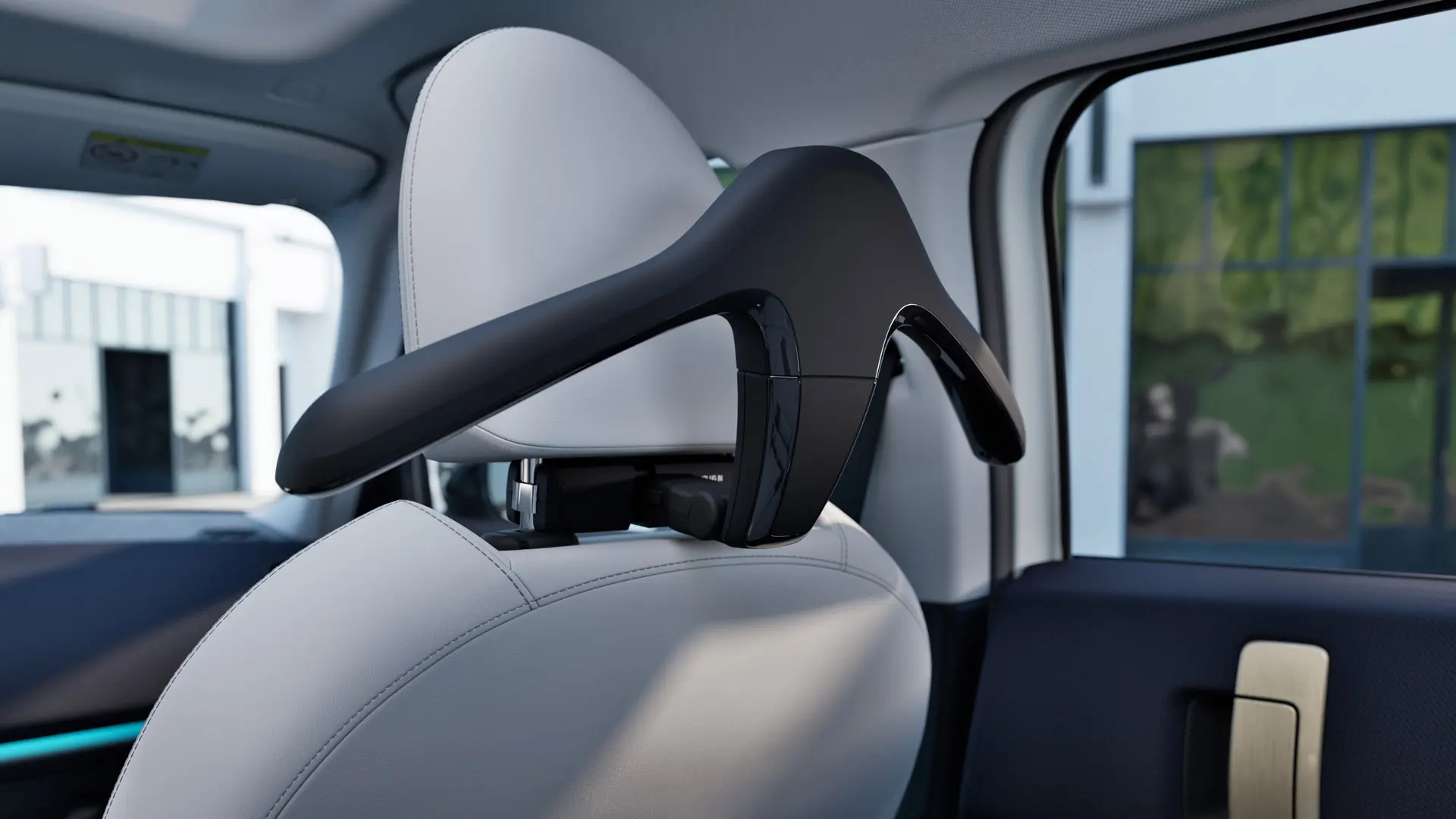 Tøjbøjle fra MINI Travel & Comfort System monteret bagpå en nakkestøtte. 