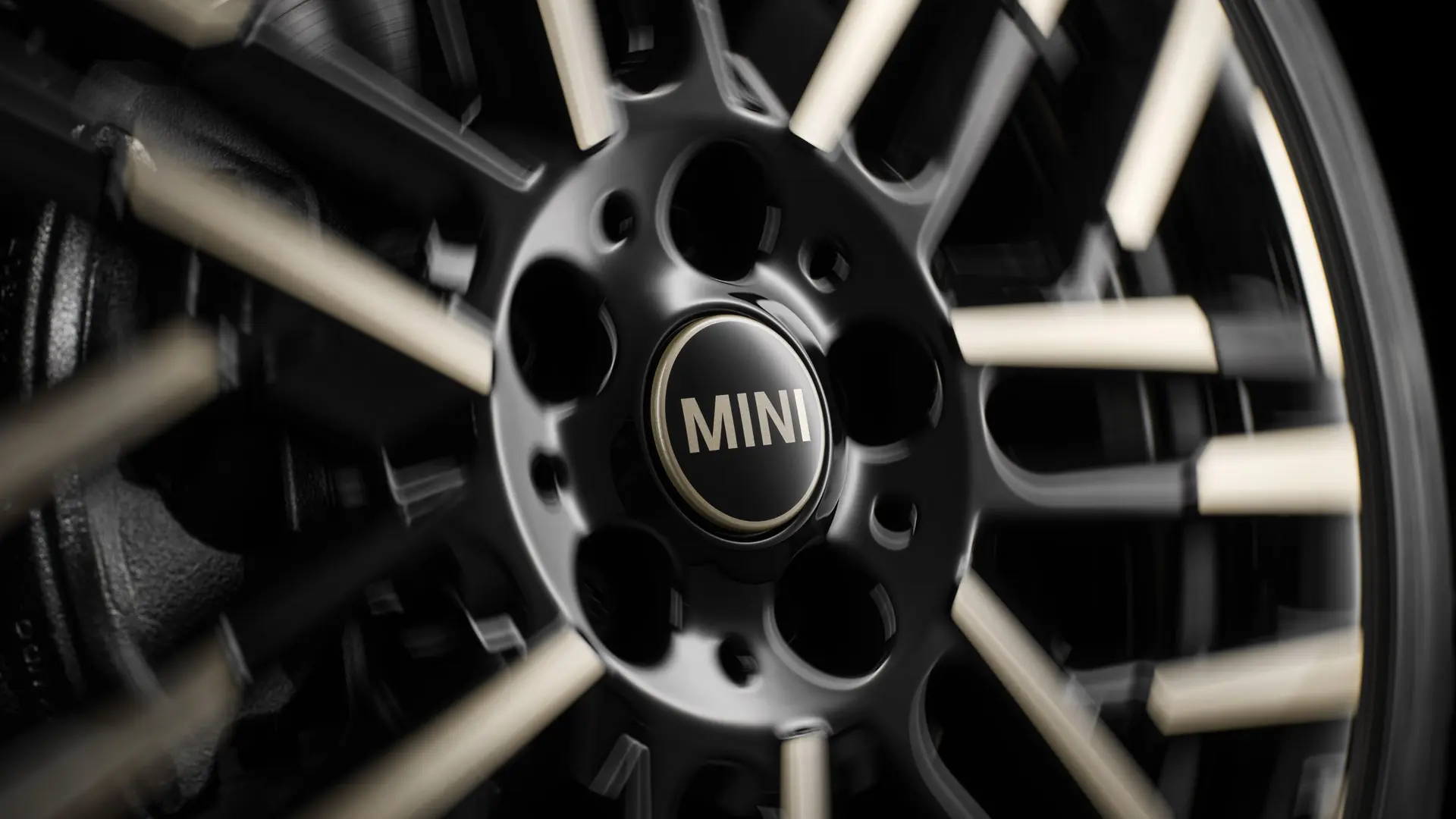 MINI Fritsvævende navkappe med MINI logo, der forbliver vandret, mens hjulet er i bevægelse.