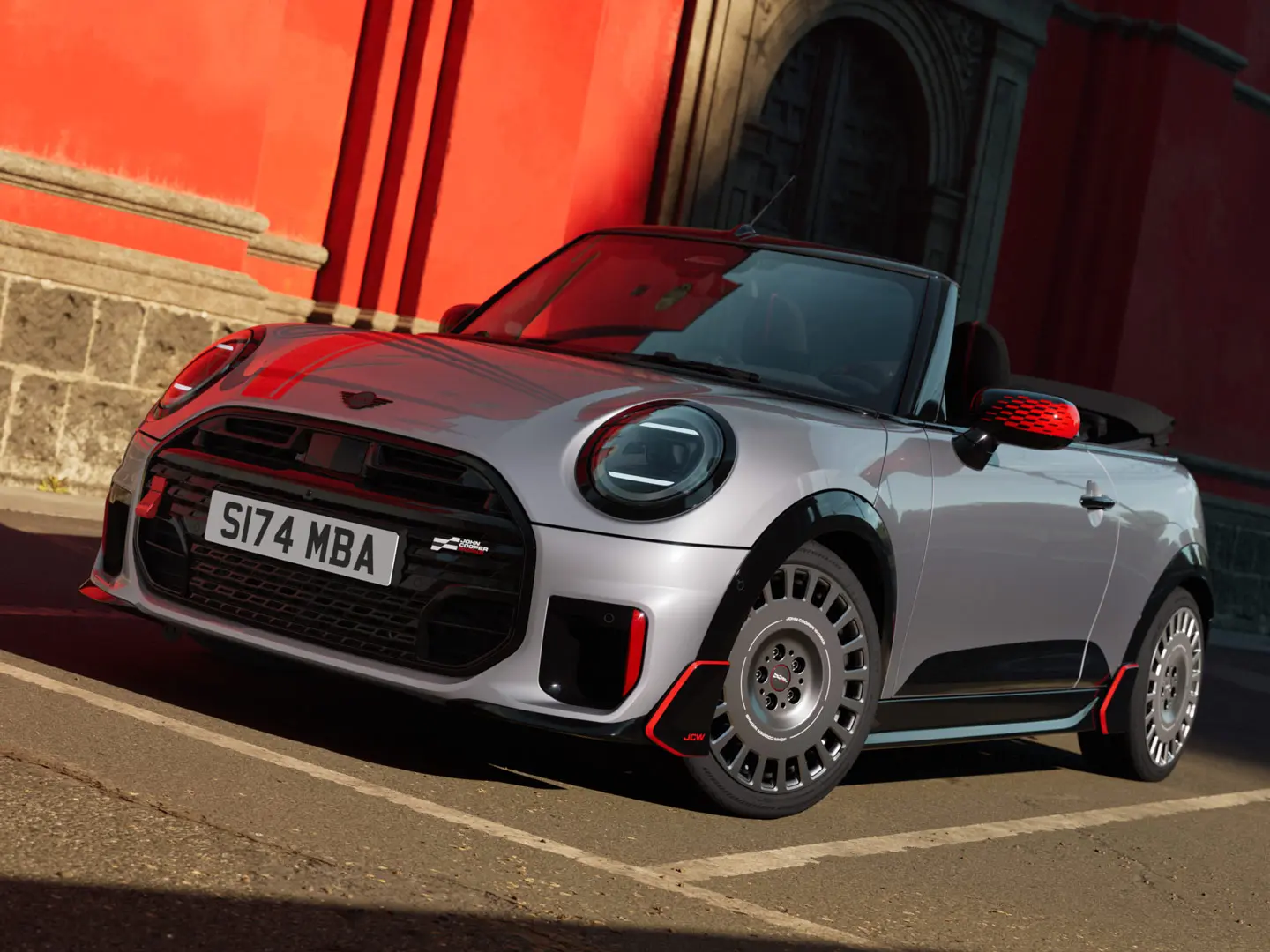 MINI Cabriolet i Silver med sportslige JCW stylingprodukter, herunder MINI JCW spejlkapper, sportsstriber og winglet.