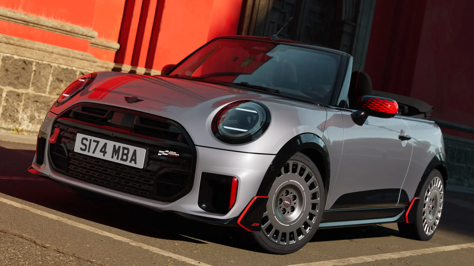 MINI Cabriolet i Silver med sportslige JCW stylingprodukter, herunder MINI JCW spejlkapper, sportsstriber og winglet.