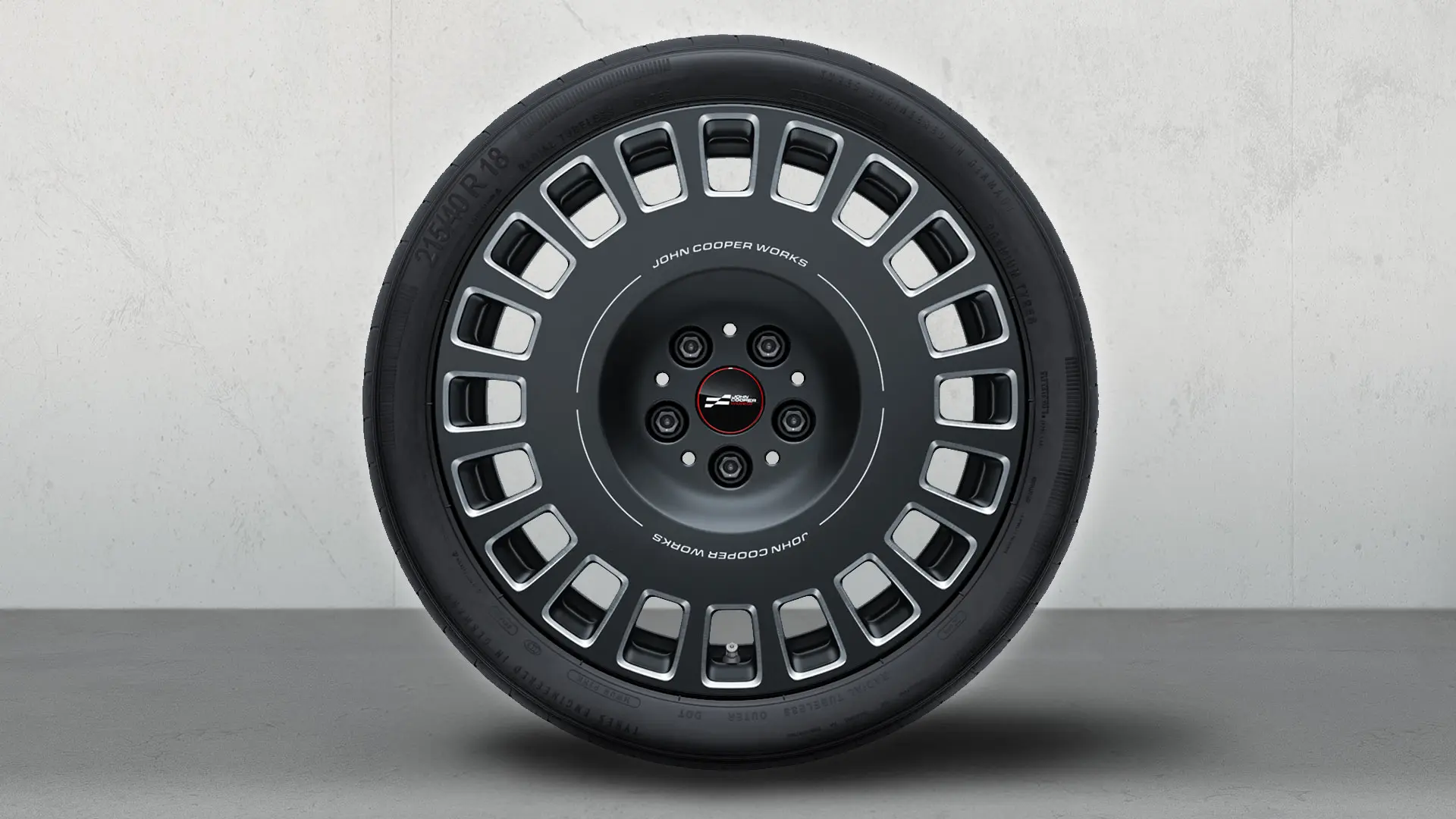 18" blankpolerede MINI JCW alufælge i model 964 med rally-eger i Frozen Midnight Grey.